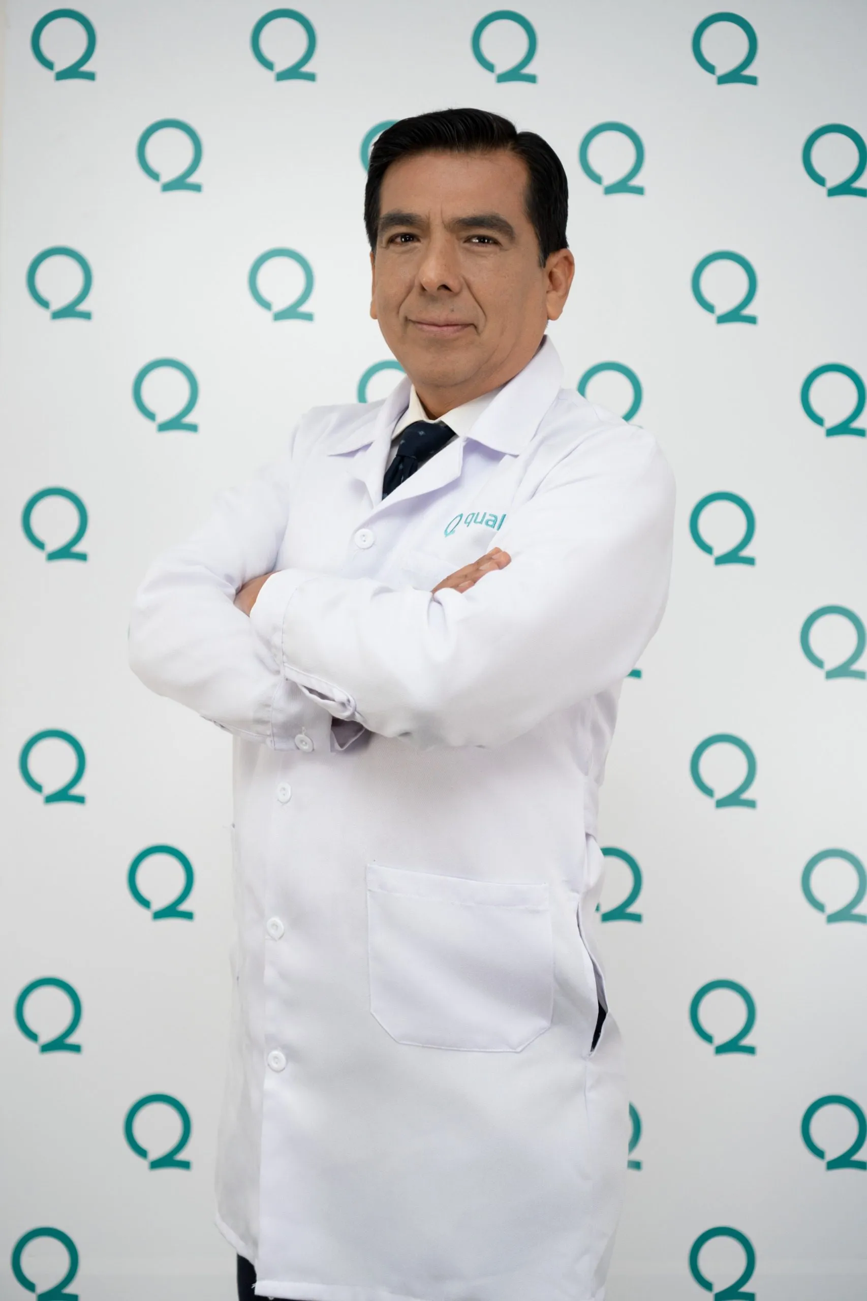 El Dr. Miguel Motta, especialista en medicina reproductiva, en su consultorio en Lima.